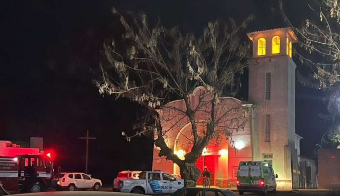 ¿Brote psicótico?: Se desnudó, quiso incendiar una iglesia y golpeó a un policía con una cruz