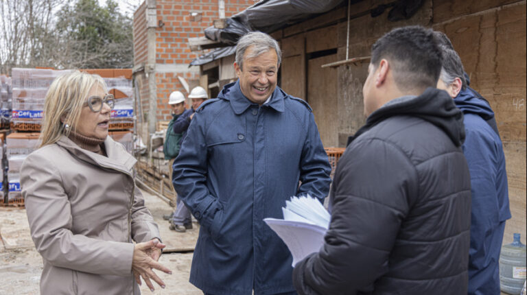 Cascallares y Paula Eichel recorrieron el nuevo edificio de la escuela secundaria n° 26 en Glew