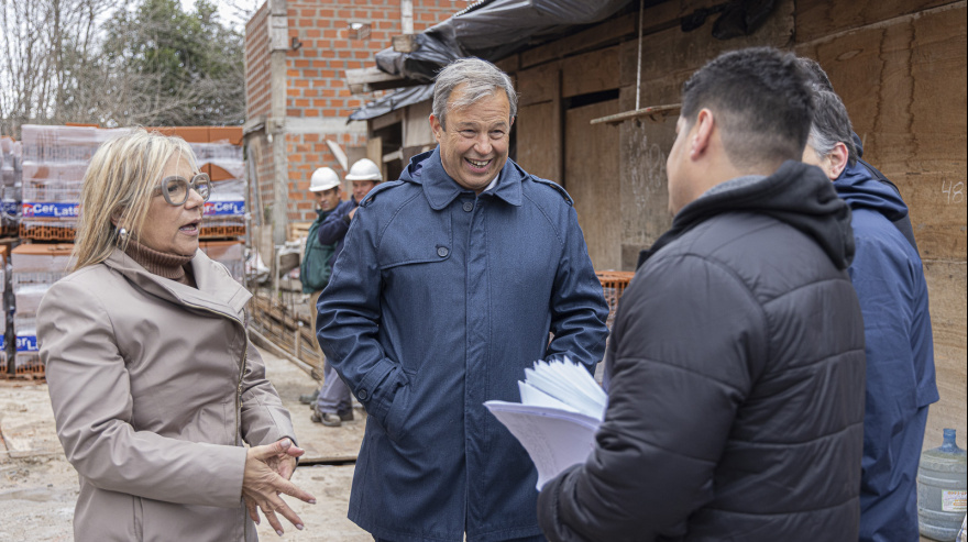 Cascallares y Paula Eichel recorrieron el nuevo edificio de la escuela secundaria n° 26 en Glew