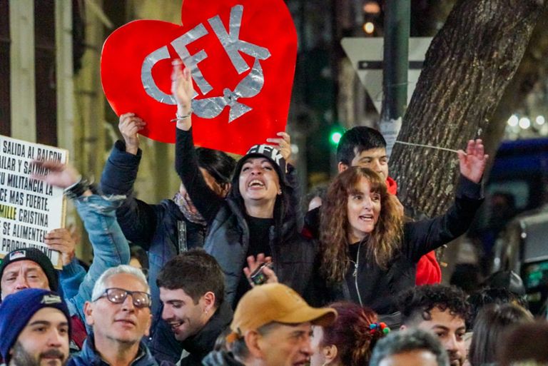 Cristina Kirchner se sumó al triunfo de Fuerza Patria y salió al balcón