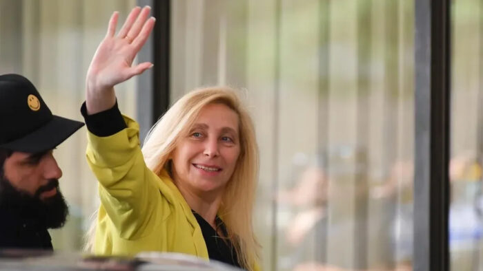 Rodeada de militancia, Karina Milei votó en Vicente López