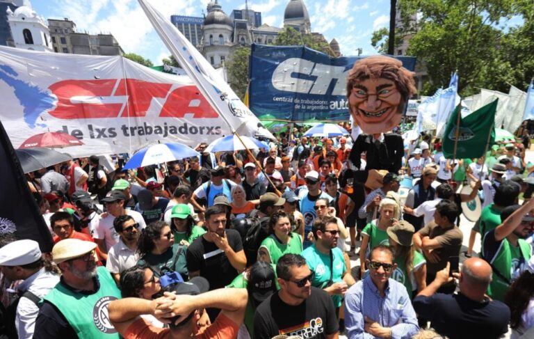 Organizaciones sociales y sindicales denuncian el “salario mínimo de la miseria” y marchan contra las políticas de Milei