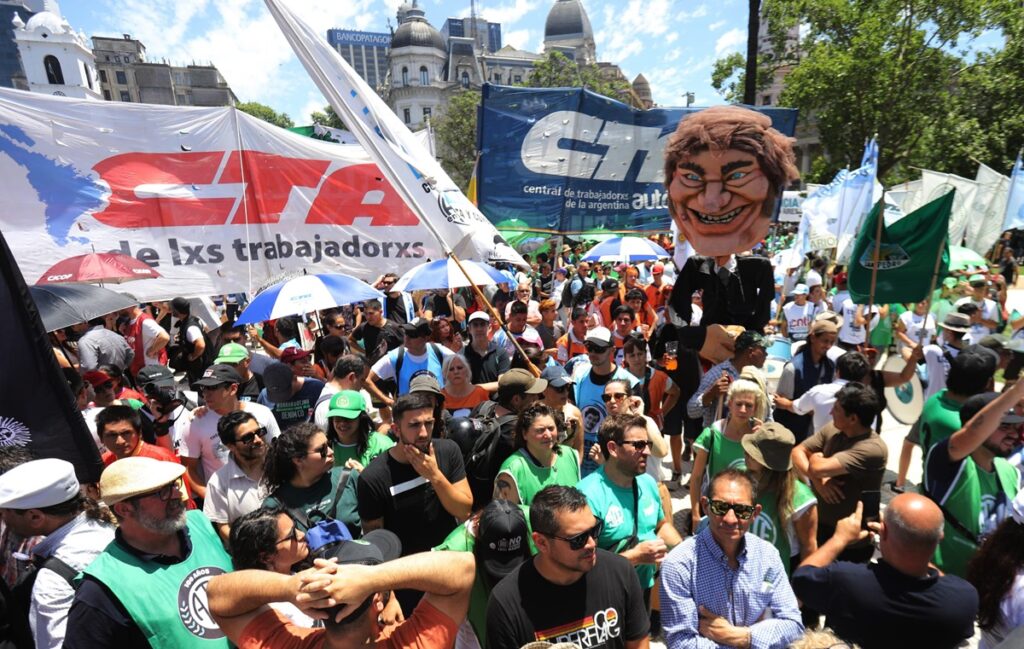 Organizaciones sociales y sindicales denuncian el “salario mínimo de la miseria” y marchan contra las políticas de Milei