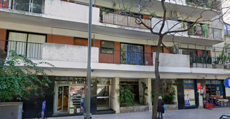 Hombre armado con cuchillo asalta a una mujer en un ascensor y se desmaya al huir