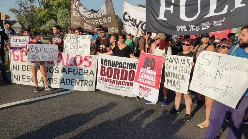 Amedrentamiento y cesantías: Lustramax rompe el diálogo y despide a 22 operarios en medio de un polémico proceso de crisis