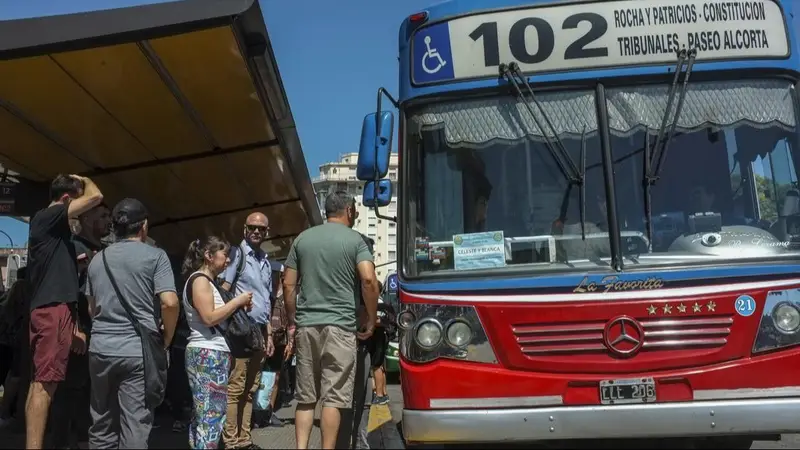 Tarifazo fatal en colectivos: el Gobierno sube 41% el boleto en líneas nacionales del AMBA
