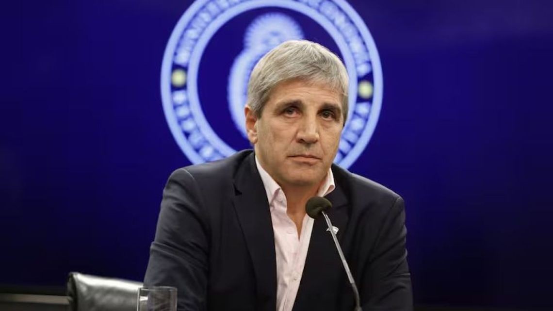 El Gobierno proyecta una demanda cambiaria de USD 7.090 millones para 2027 y el mercado calcula casi el doble