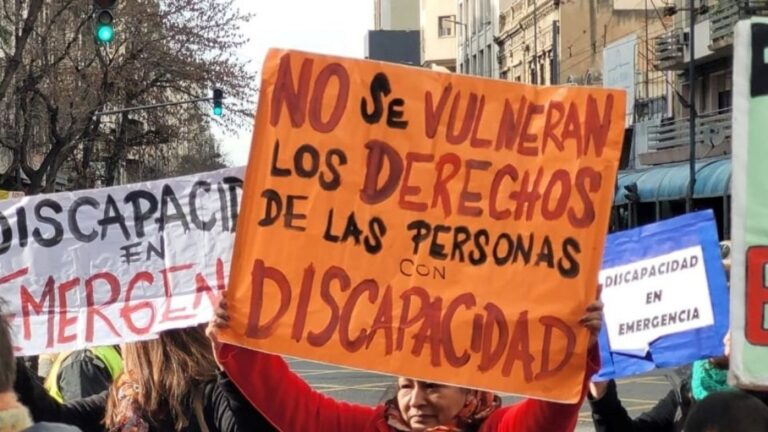 Prestadores de discapacidad denuncian atrasos de 90 días y cortes en terapias y medicamentos