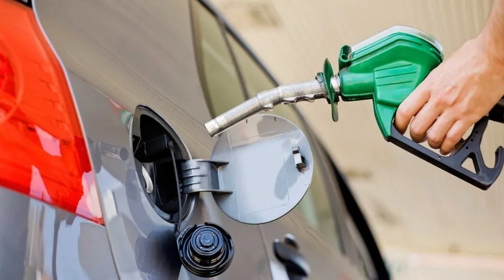 El Gobierno postergó otra vez la suba del impuesto a los combustibles y la trasladó al 1° de diciembre
